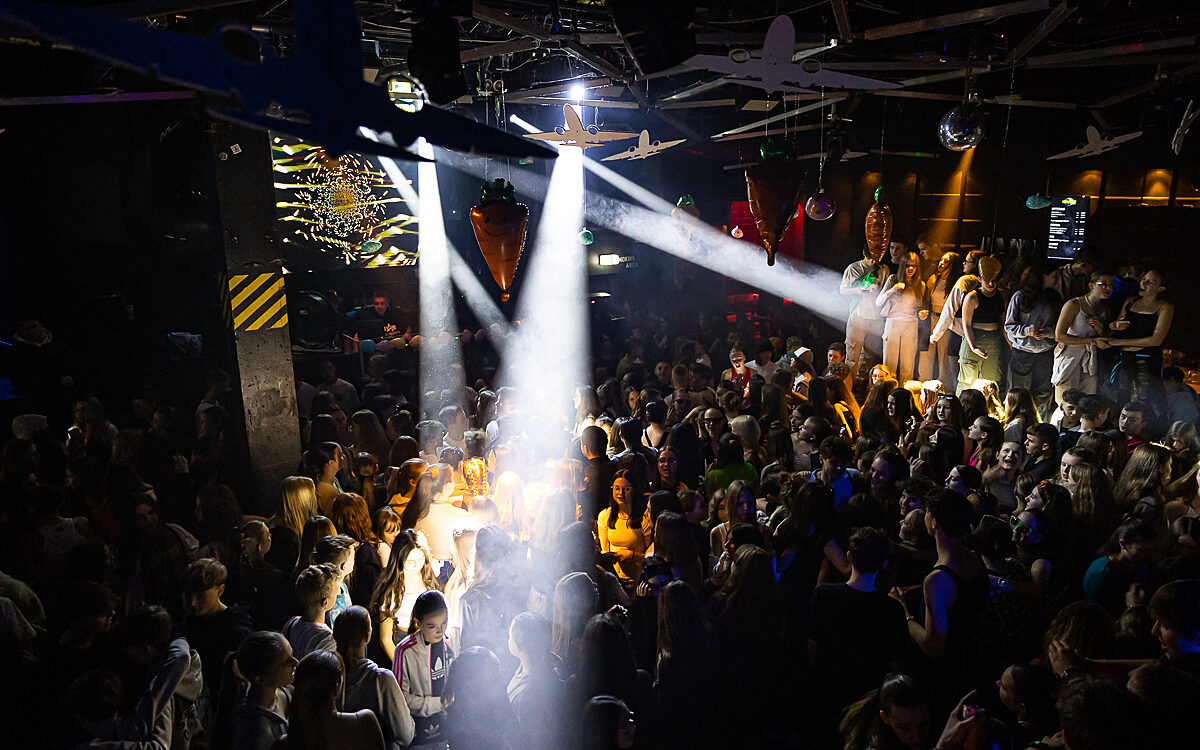 2023 03 31 Airport Schools Out Oster 7 2023 03 31 Airport Schools Out Oster 7