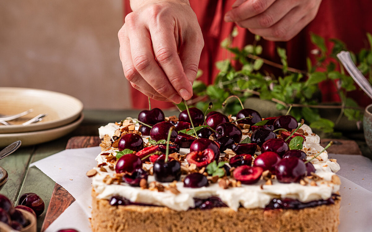 20240626 Madame Dessert Mandel Biskuitschnitte mit Kirschen 1733 20240626 Madame Dessert Mandel Biskuitschnitte mit Kirschen 1733