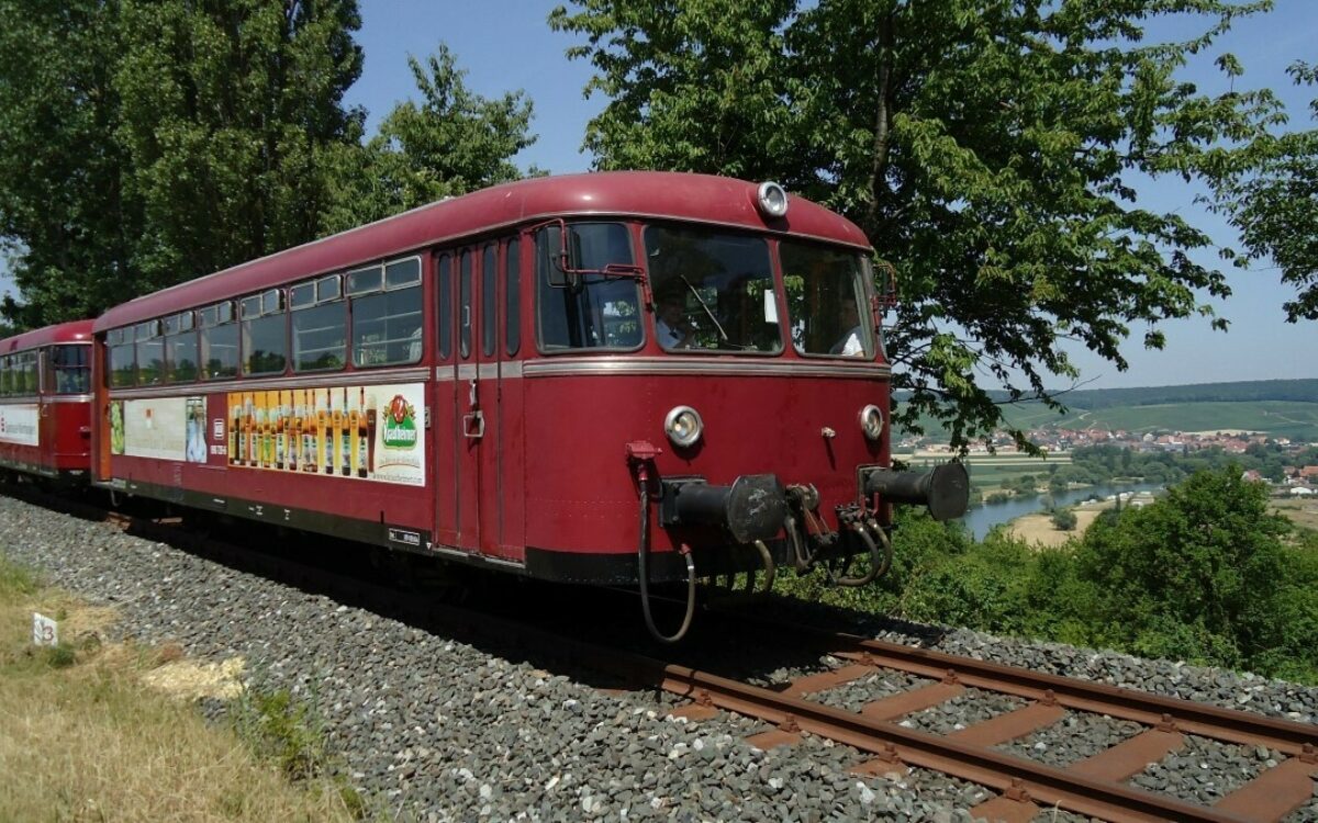 Der rote Schienenbus gehört seit 2003 zur Mainschleife Der rote Schienenbus gehört seit 2003 zur Mainschleife