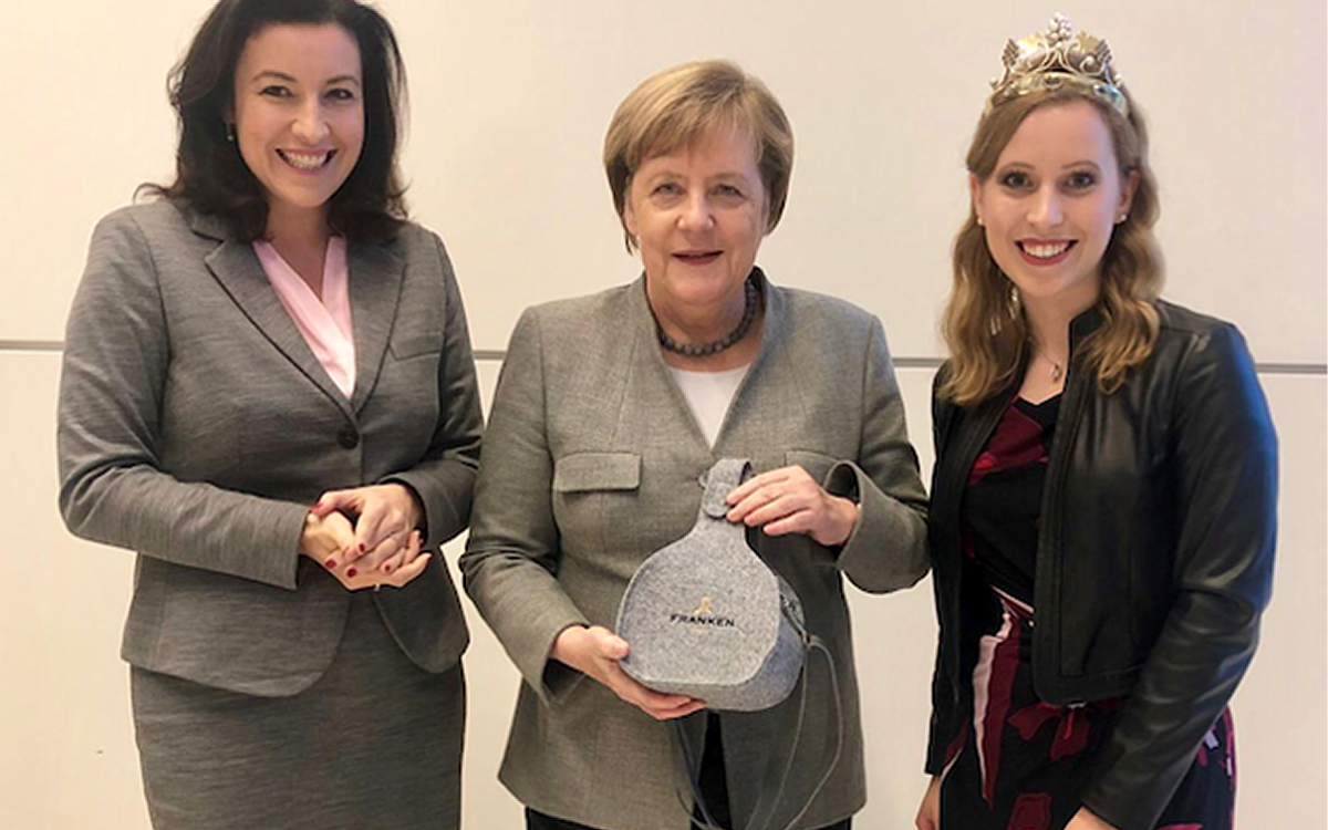 Doroothee Baer Kanzlerin Angela Merkel und Fraenkische Weinkoenigin Klara Zehnder Doroothee Baer Kanzlerin Angela Merkel und Fraenkische Weinkoenigin Klara Zehnder