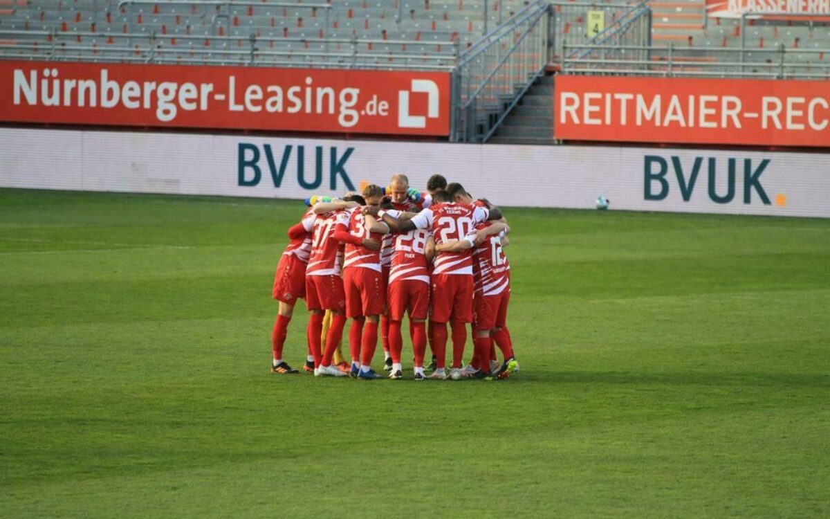 Kickers bilden einen Kreis vor der Partie Kickers bilden einen Kreis vor der Partie
