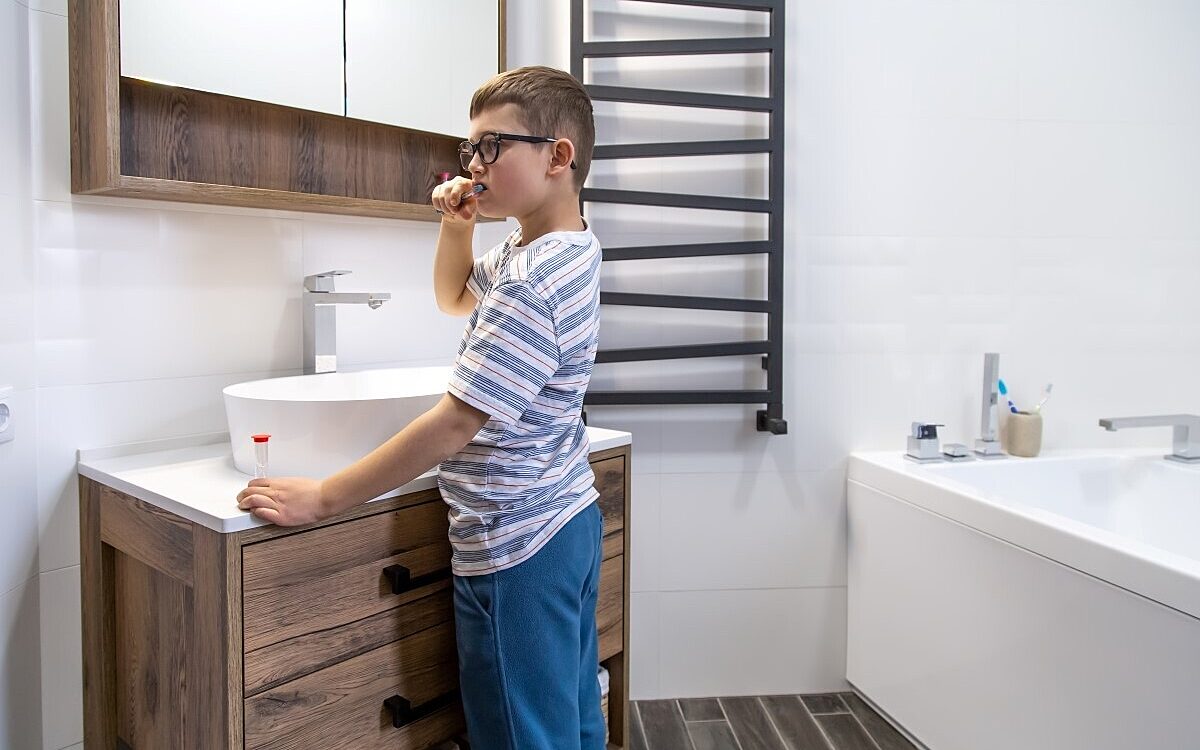 Kleiner Junge im Badezimmer Heizung freepik com Kleiner Junge im Badezimmer Heizung freepik com