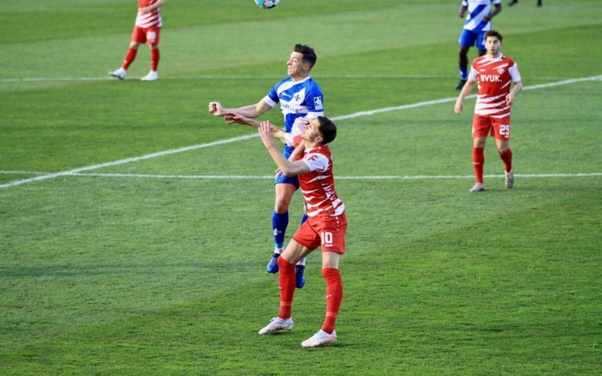 Kopfballduell Wuerzburger Kickers Darmstadt Kopfballduell Wuerzburger Kickers Darmstadt