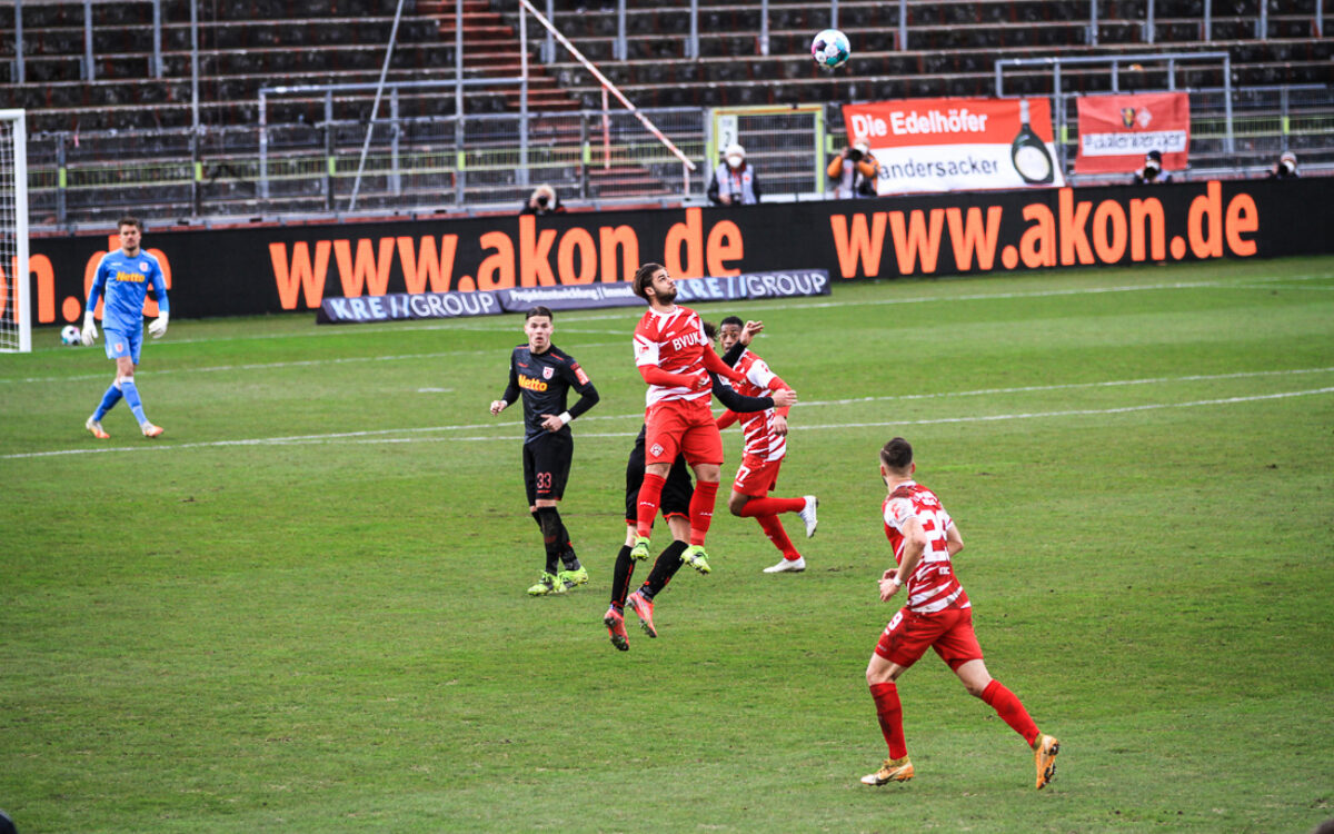 Kopfballduell Wurzburger Kickers Dominic Baumann Kopfballduell Wurzburger Kickers Dominic Baumann