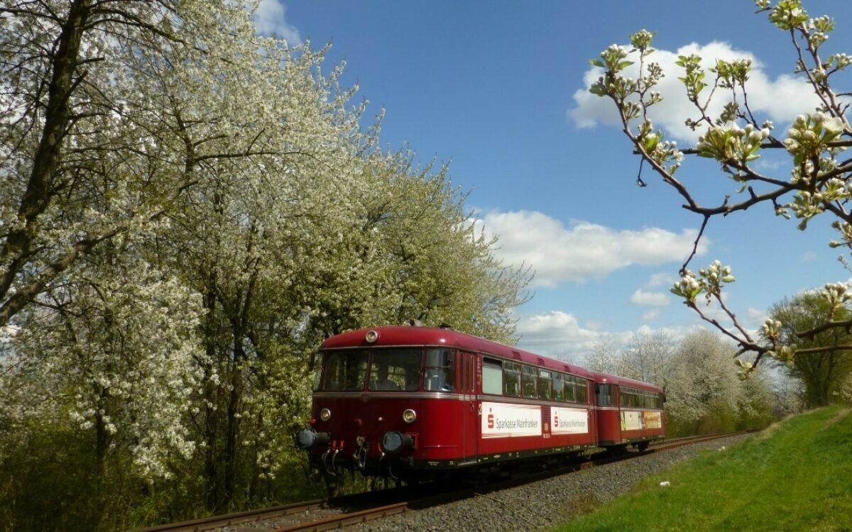 Mainschleifenbahn Saisoneröffnung Obstbaumblüten a Mainschleifenbahn Saisoneröffnung Obstbaumblüten a