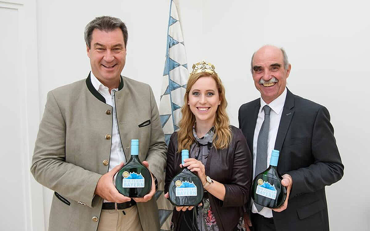 Markus Soeder mit Bocksbeutel Markus Soeder mit Bocksbeutel