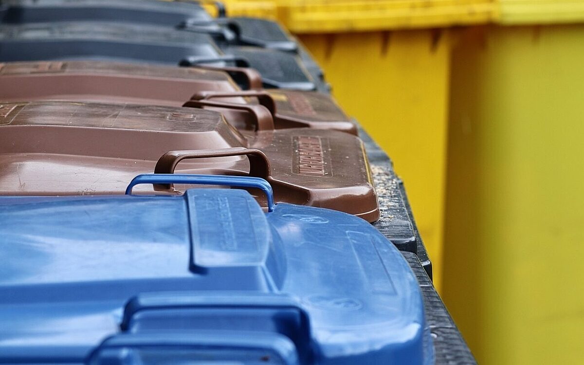 Muelltonnen in einer Reihe Muelltonnen in einer Reihe