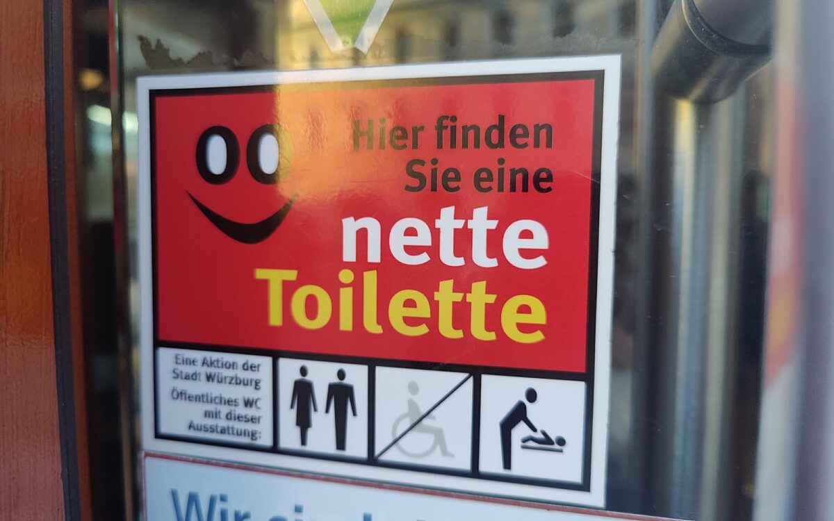 Nette Toilette Schild an Eingangstuer Innenstadt Wuerzburg Nette Toilette Schild an Eingangstuer Innenstadt Wuerzburg