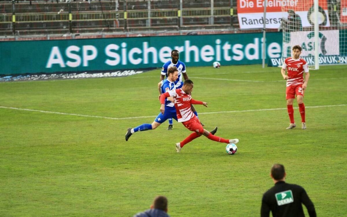 Rajiv van la Parra im Zweikampf Rajiv van la Parra im Zweikampf