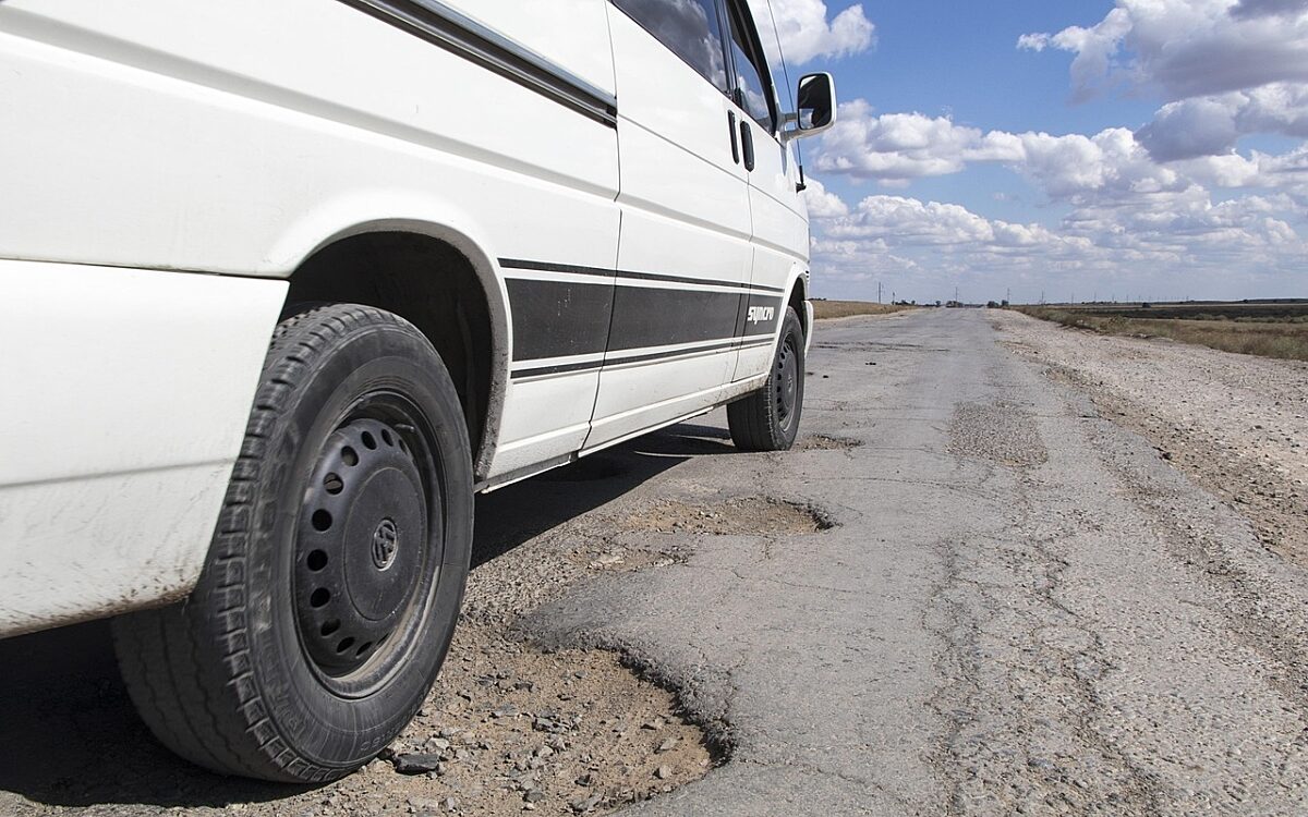 Schlagloecher auf der Strasse Schlagloecher auf der Strasse