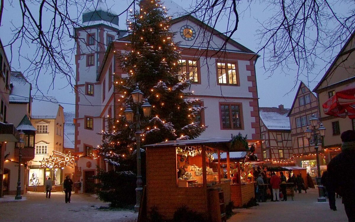 Schneewittchen Weihnachtsmarkt Lohr Oberer Marktplatz Stadt Lohr Schneewittchen Weihnachtsmarkt Lohr Oberer Marktplatz Stadt Lohr