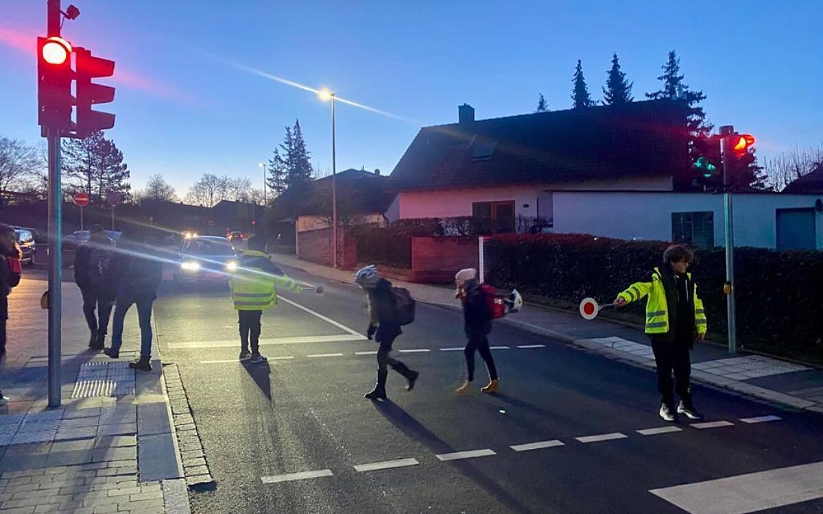 Schuelerlotsen Veitshoechheim vor Ampel Schuelerlotsen Veitshoechheim vor Ampel