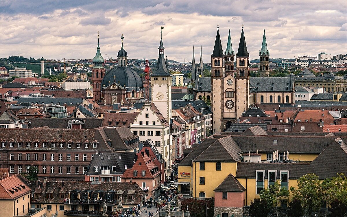 Stadt Würzburg mit Blick auf die Alte Mainbrücke und den Dom in der Innenstadt Stadt Würzburg mit Blick auf die Alte Mainbrücke und den Dom in der Innenstadt