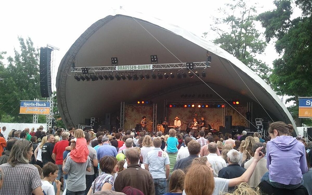 Umsonst Draussen Festival Buehne und Besucher Umsonst Draussen Festival Buehne und Besucher