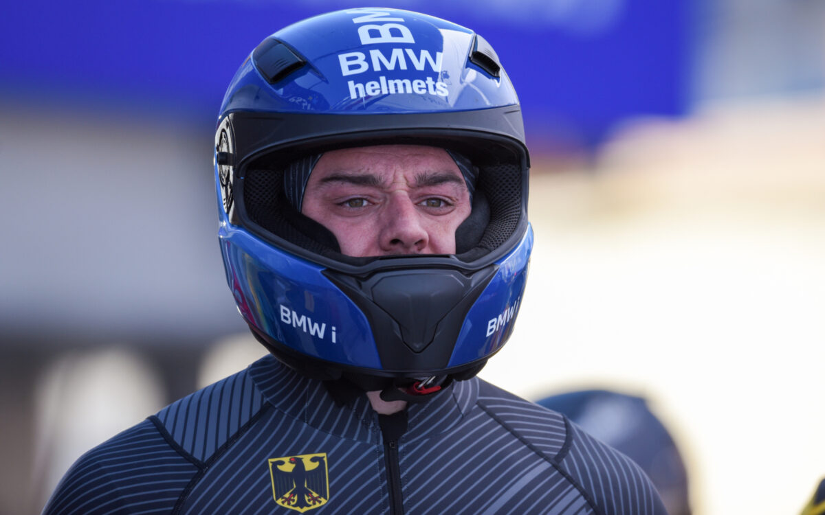 Viererbob Olympia 2022 Christian Rasp mit Helm Viererbob Olympia 2022 Christian Rasp mit Helm