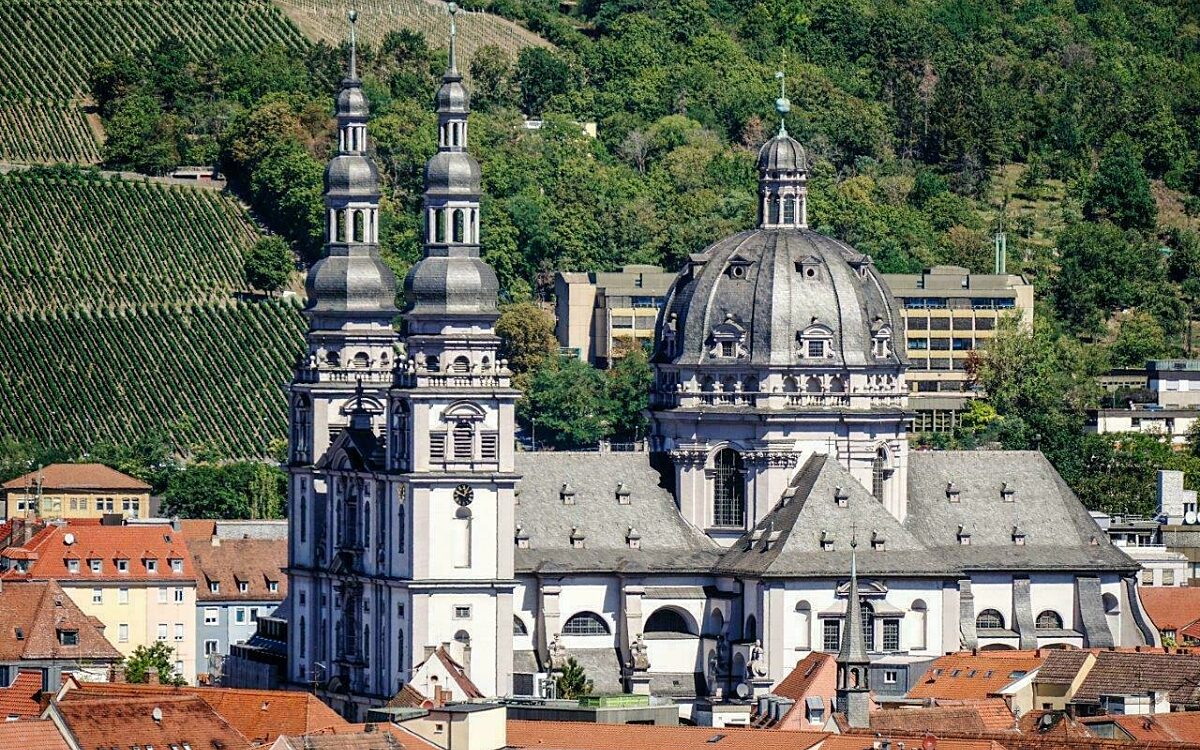 Die Kirche Stift Haug in Würzburg in der Fernansicht Die Kirche Stift Haug in Würzburg in der Fernansicht