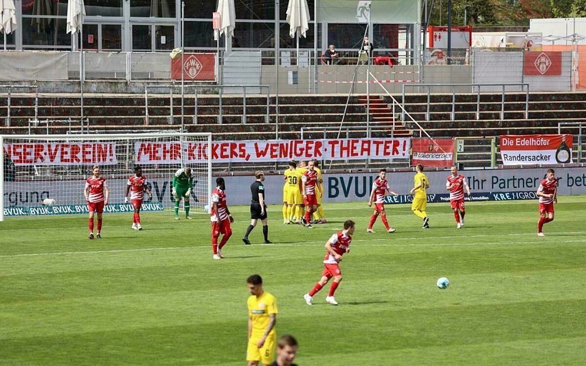 Wuerzburger Kickers Gegner Osnabrueck jubelt ueber die Fuehrung Wuerzburger Kickers Gegner Osnabrueck jubelt ueber die Fuehrung
