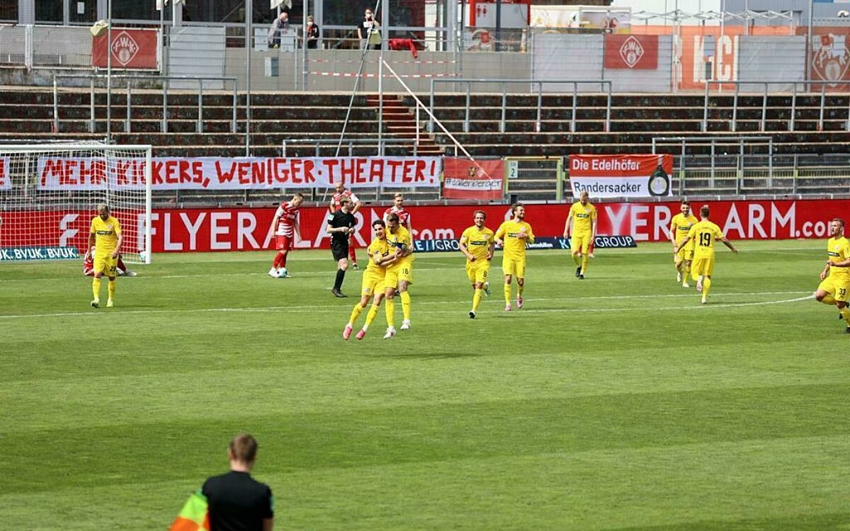 Wuerzburger Kickers Jubel der Gaeste aus Osnabrueck ueber den Siegtreffer Wuerzburger Kickers Jubel der Gaeste aus Osnabrueck ueber den Siegtreffer