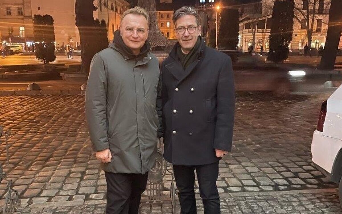 Würzburgs Oberbürgermeister Christian Schuchardt und Lwiws Bürgermeister Andriy Sadovyi besiegeln Städtepartnerschaft Würzburgs Oberbürgermeister Christian Schuchardt und Lwiws Bürgermeister Andriy Sadovyi besiegeln Städtepartnerschaft