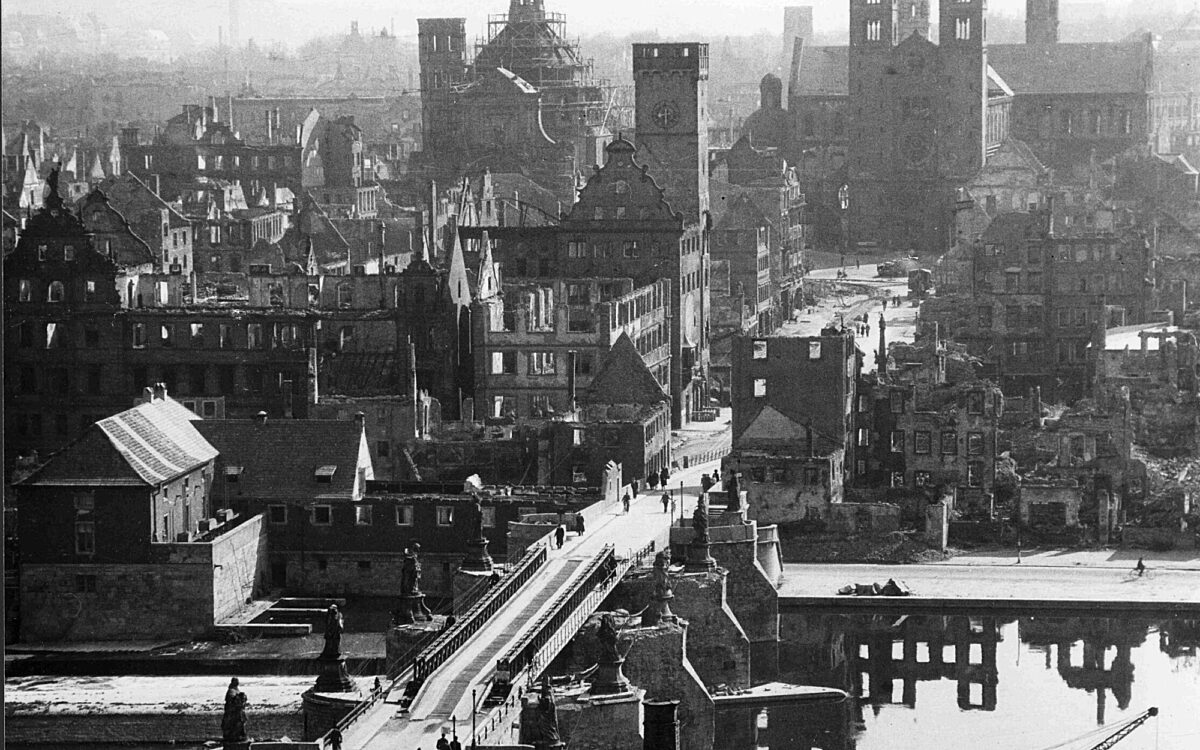 Zerstörung Würzburgs am 16 März Ruinen mit Blick auf die Alte Mainbrücke Zerstörung Würzburgs am 16 März Ruinen mit Blick auf die Alte Mainbrücke