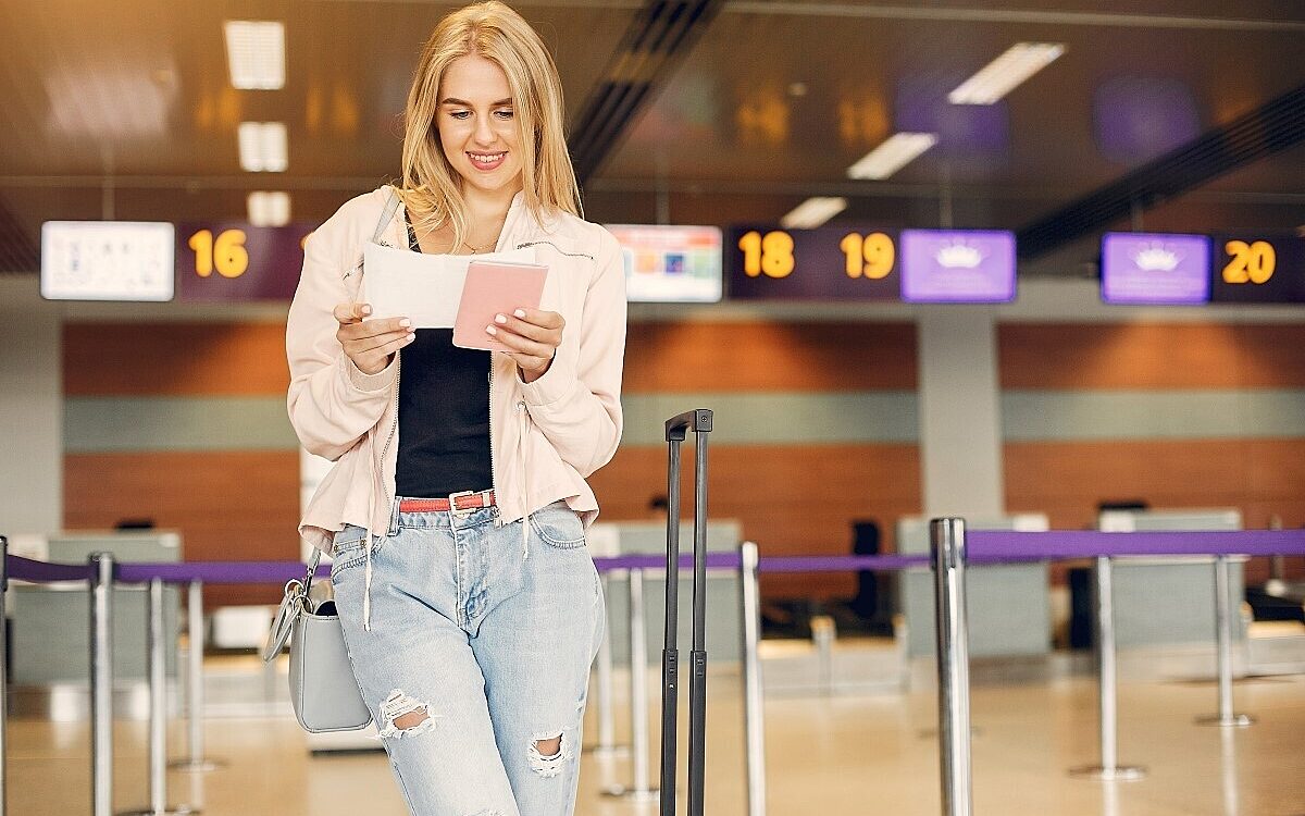 Beautiful girl standing airport freepik2 Beautiful girl standing airport freepik2