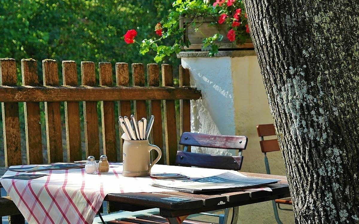 Biergarten tisch baum gedeck besteck Biergarten tisch baum gedeck besteck