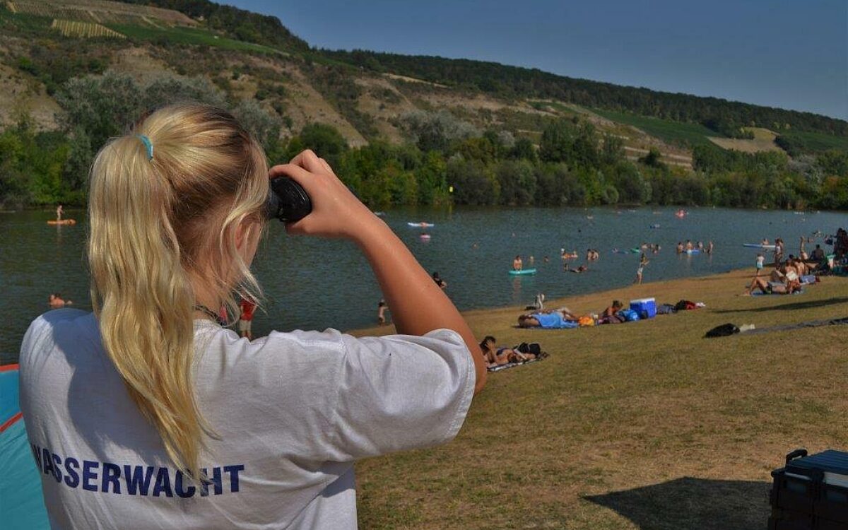 Die wasserwacht wuerzburg beobachtet badende im sommer Die wasserwacht wuerzburg beobachtet badende im sommer