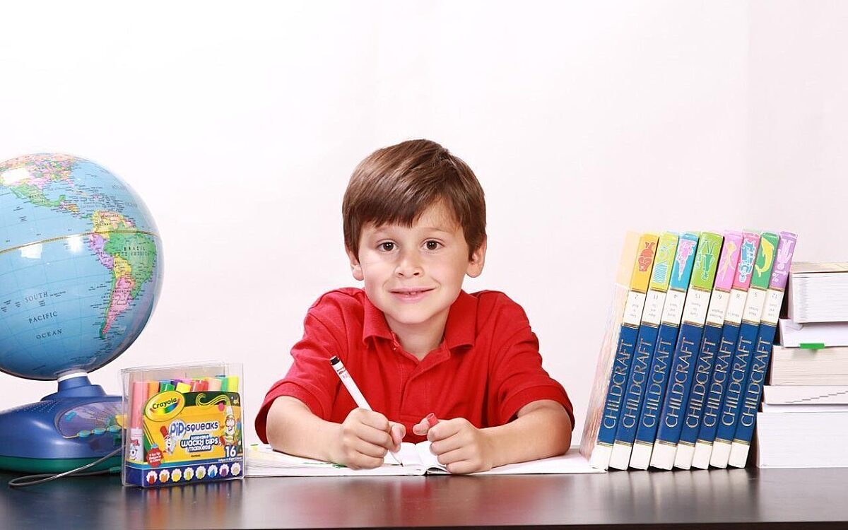 Ein Junge lernt fleißig Ein Junge lernt fleißig