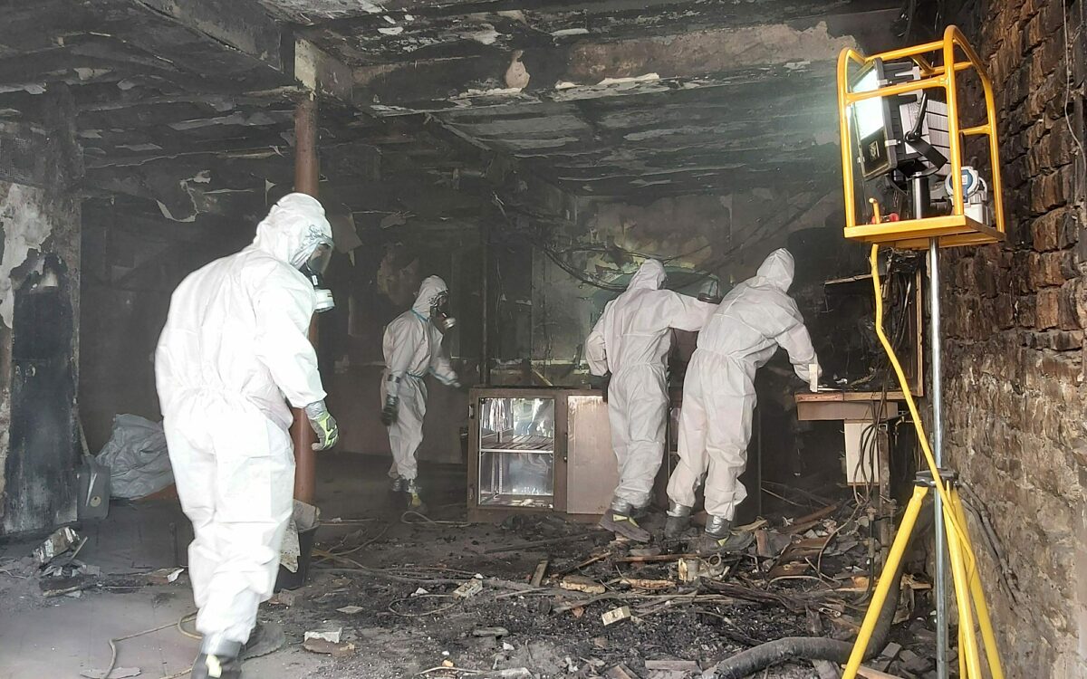 Feuerwehrleute mit schutzanzuegen helfen techtel mechtel Feuerwehrleute mit schutzanzuegen helfen techtel mechtel