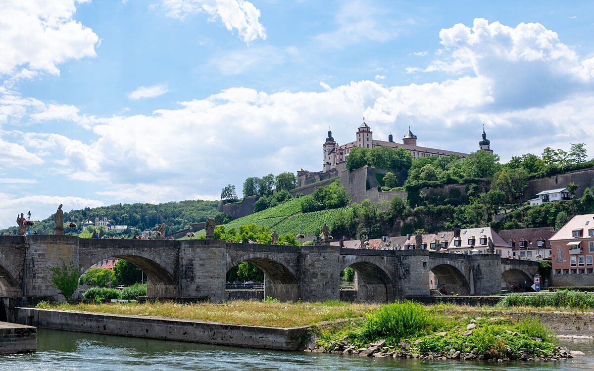 Würzburg mit Alte Mainbrücke und Marienfestung - unsplash.com Würzburg mit Alte Mainbrücke und Marienfestung - unsplash.com