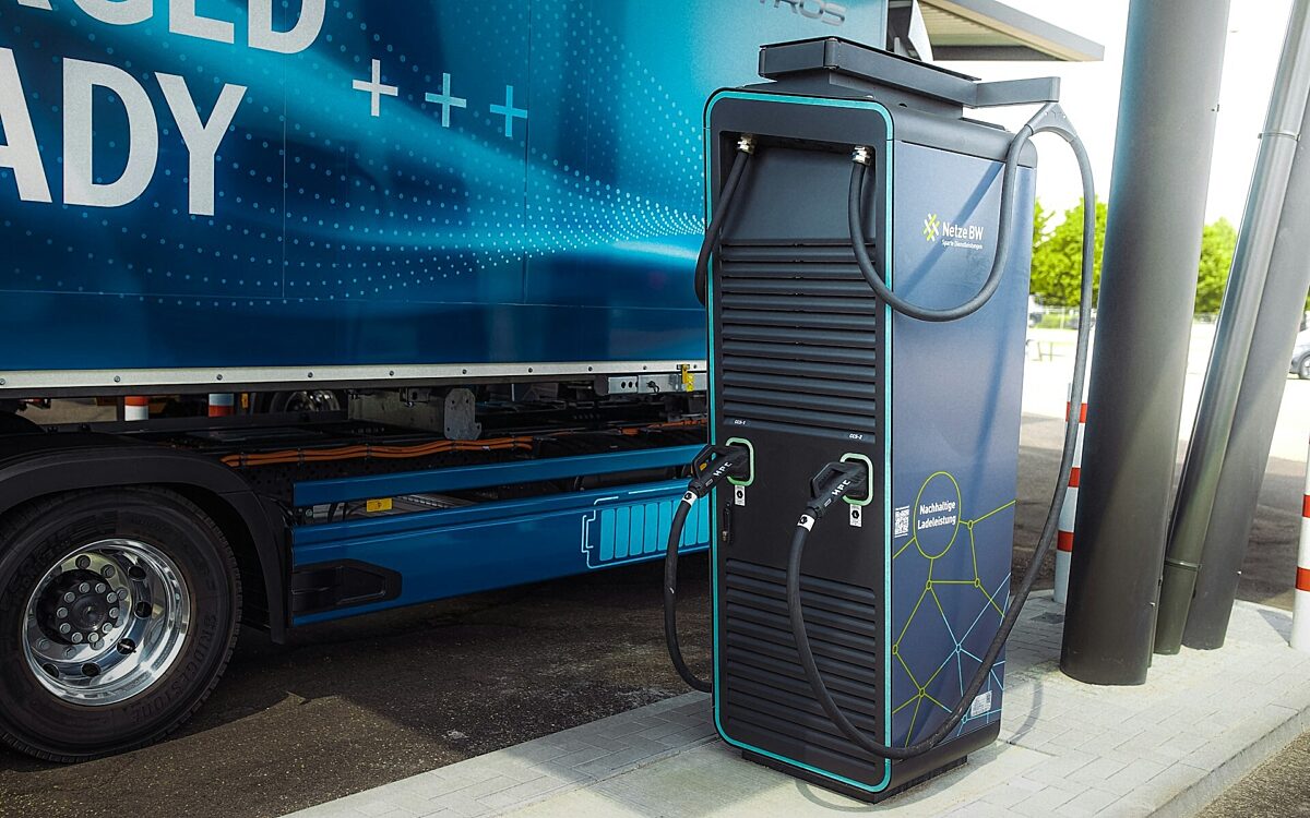 LKW an Ladestation - unsplash.com LKW an Ladestation - unsplash.com