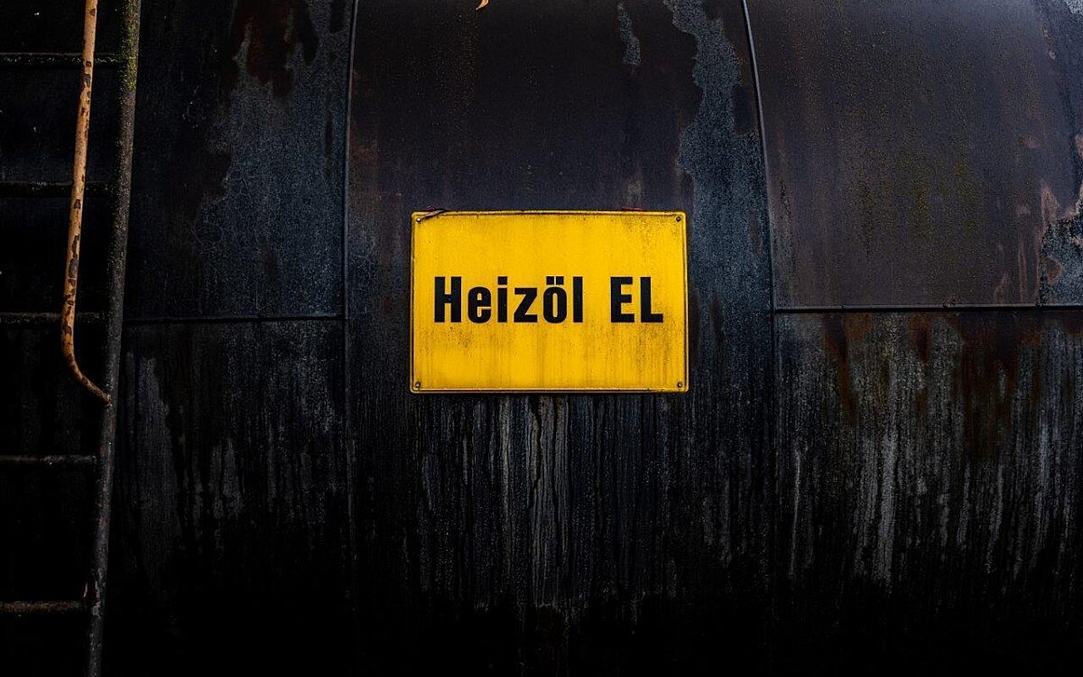 Ein altes Heizöl Schild an einem Öl Fass in der Faulenbergkaserne Ein altes Heizöl Schild an einem Öl Fass in der Faulenbergkaserne