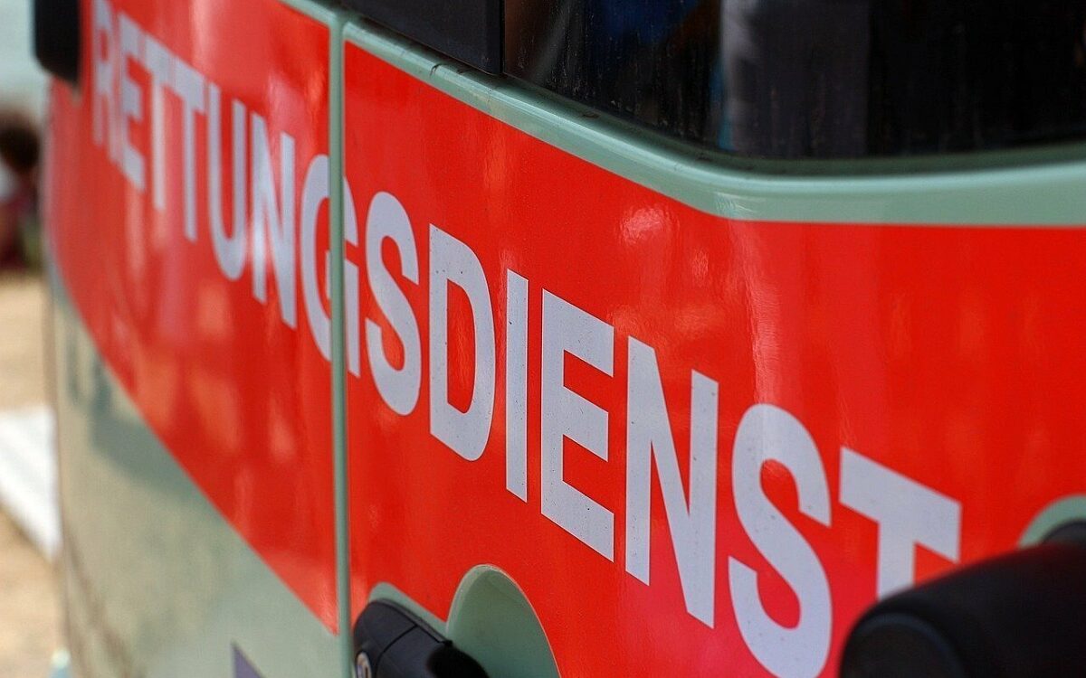 Rettungsdienst sanitaeter fahrzeug Rettungsdienst sanitaeter fahrzeug