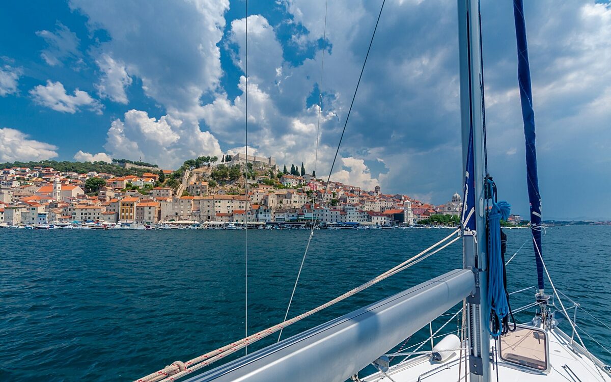 Segeljacht an kroatischer Küste - unsplash.com Segeljacht an kroatischer Küste - unsplash.com