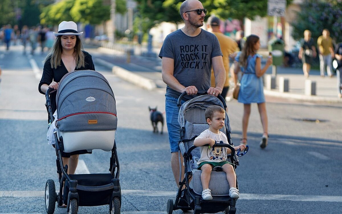 Eltern mit Kinderwagen - pixabay.com