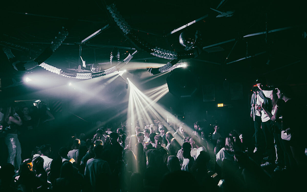 2022 10 01 Airport Black White 27 2022 10 01 Airport Black White 27