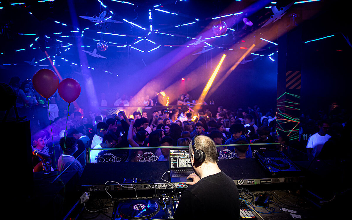 2023 02 11 Airport Neon Night 21 2023 02 11 Airport Neon Night 21