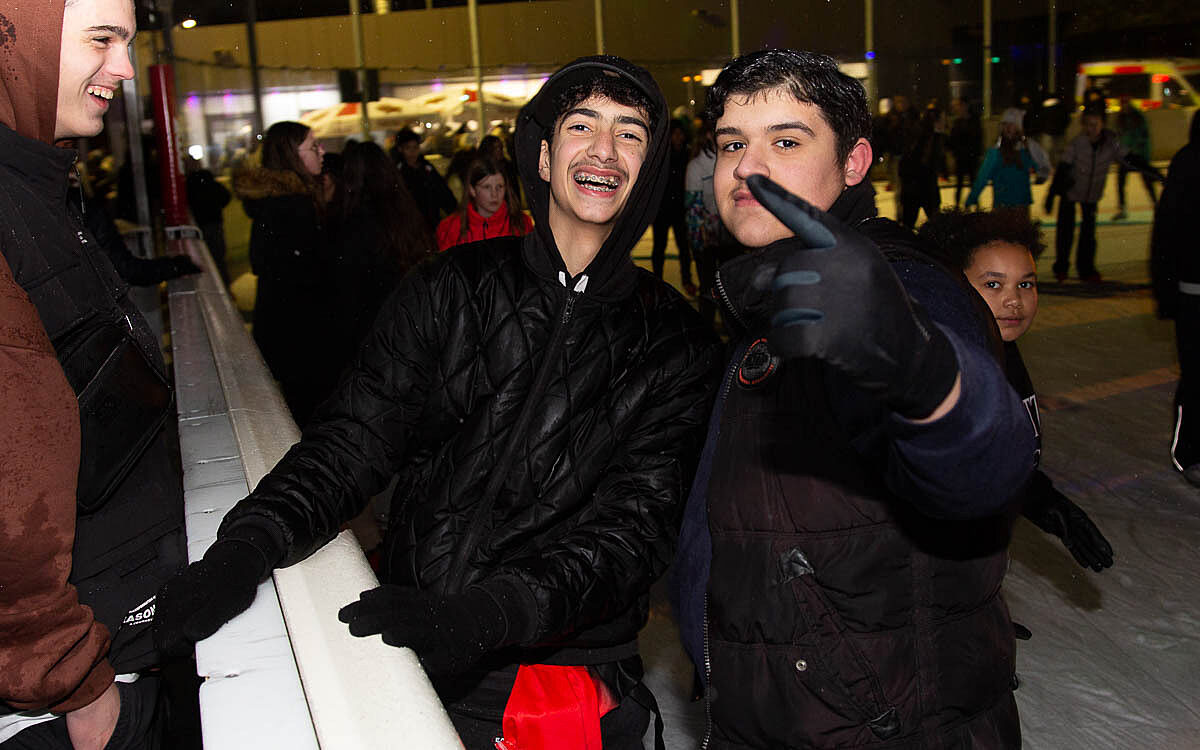 221202 Eisbahn 01 2 221202 Eisbahn 01 2