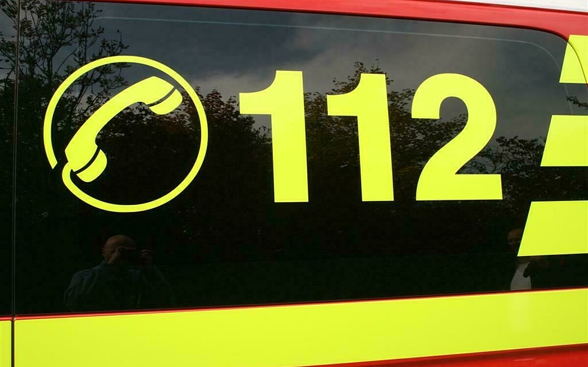Die Notrufnummer 112 auf einem Feuerwehrauto Die Notrufnummer 112 auf einem Feuerwehrauto