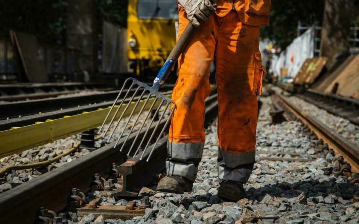 1604915473gleisbauer arbeiten bau zug foto ig bau 1604915473gleisbauer arbeiten bau zug foto ig bau