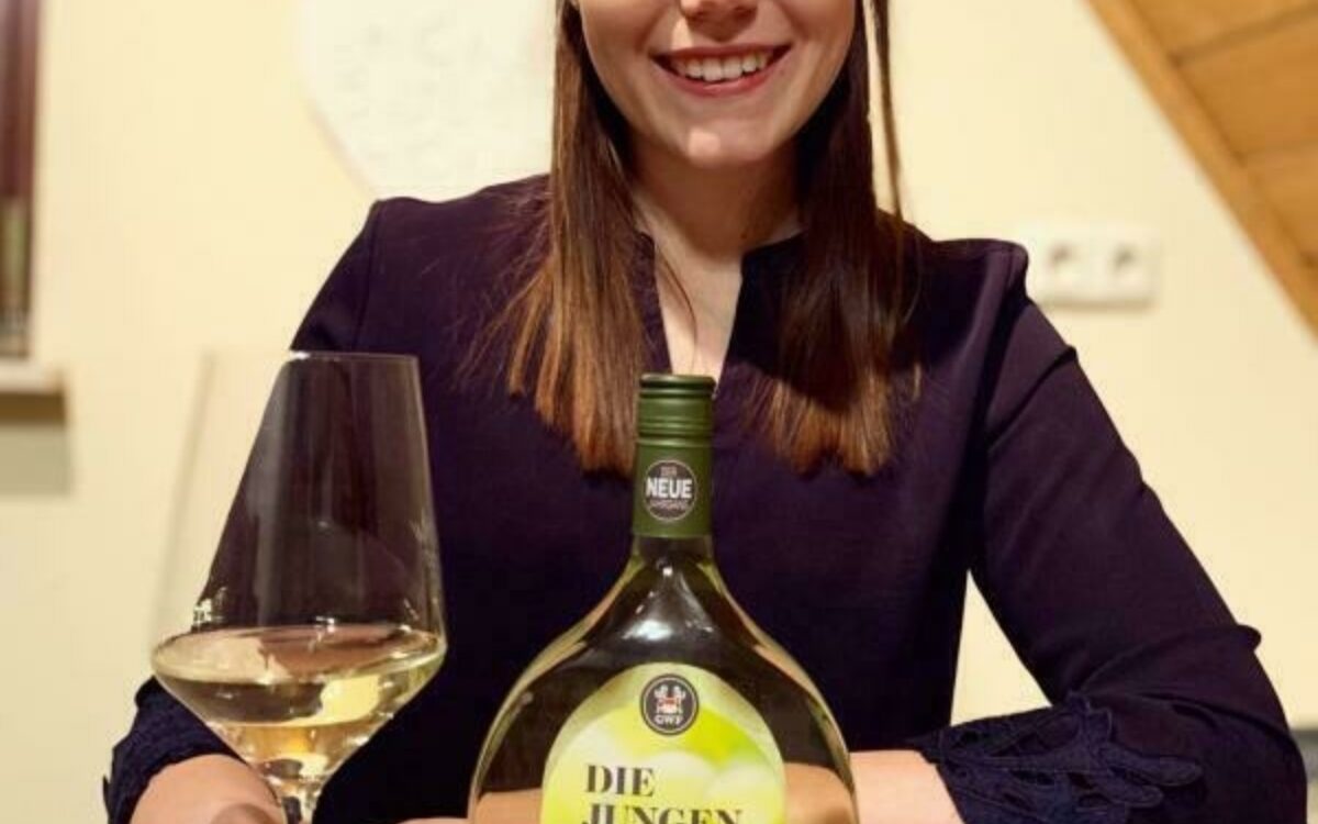 1605189119carolin meyer weinkrnigin 2020 junge franken foto frrnkische weinkrnigin gebietsweinwerbung 1605189119carolin meyer weinkrnigin 2020 junge franken foto frrnkische weinkrnigin gebietsweinwerbung
