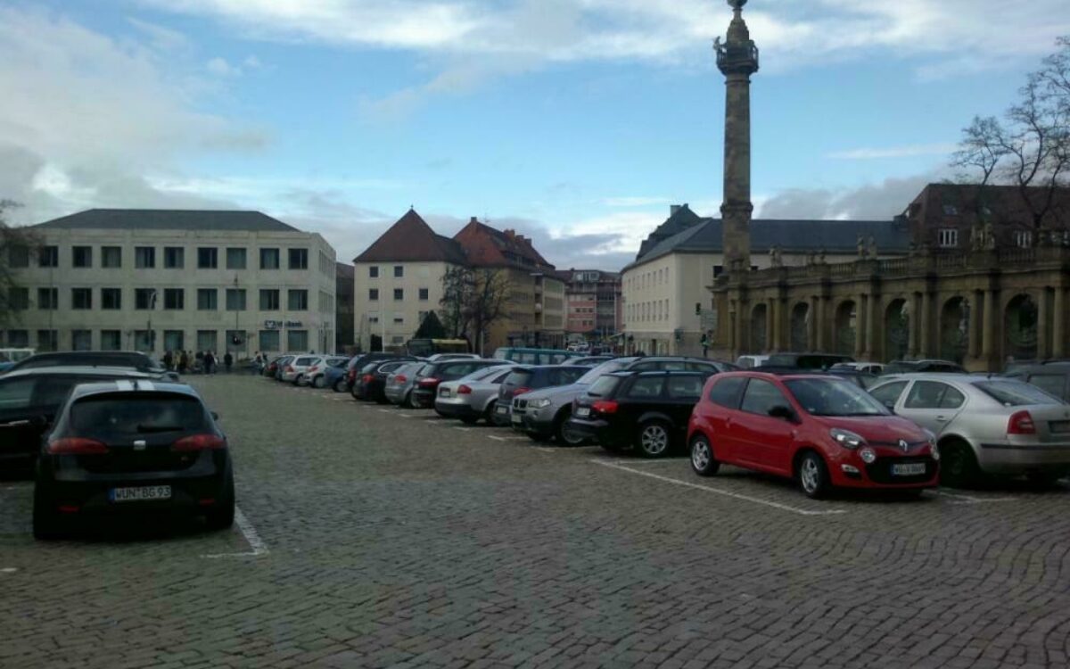 Autos parken vor der Würzburger Residenz Autos parken vor der Würzburger Residenz