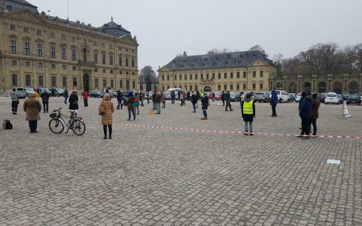 16079211961606823863demo eltern stehen auf wrrzburg 281120 foto fh 16079211961606823863demo eltern stehen auf wrrzburg 281120 foto fh