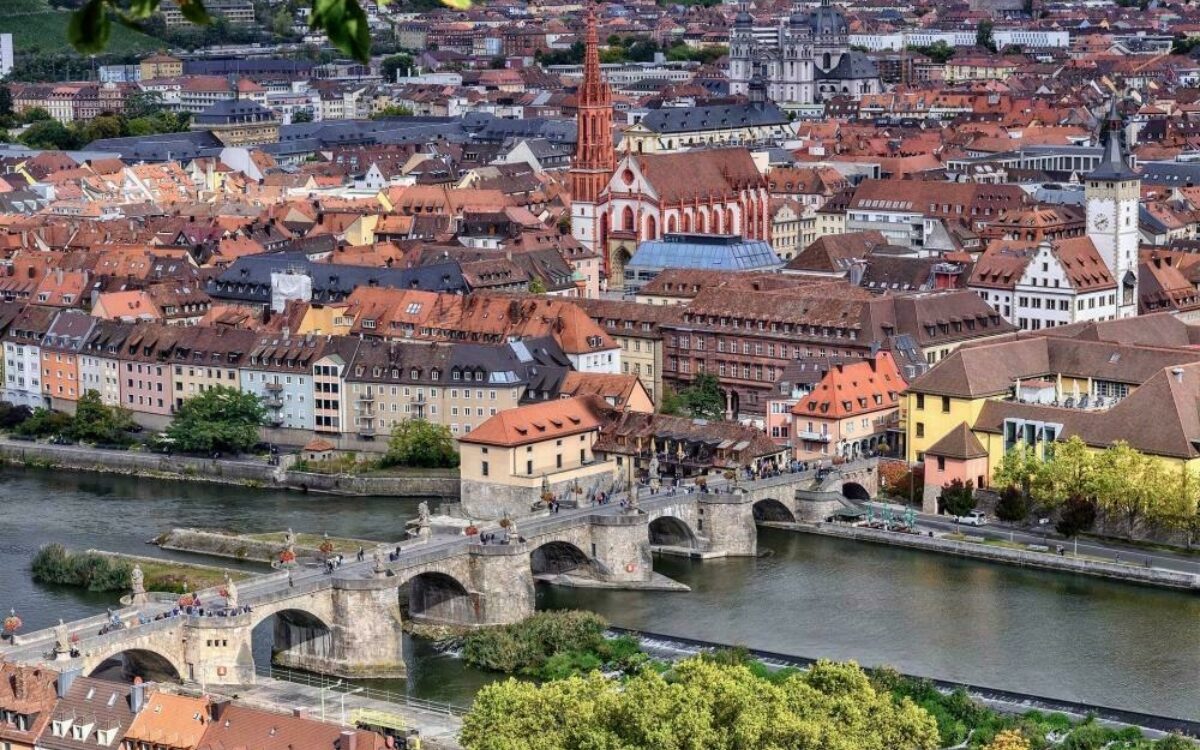 Blick auf die Würzburger Innenstadt mit Alter Mainbrücke Blick auf die Würzburger Innenstadt mit Alter Mainbrücke