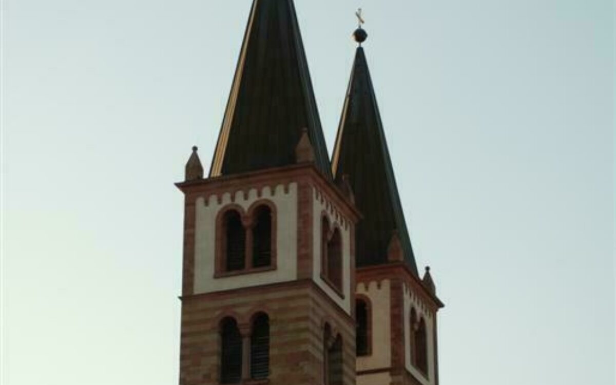 1609234124wrrzburger dom blick von rechter seite trrme historische gebrude foto fh 1609234124wrrzburger dom blick von rechter seite trrme historische gebrude foto fh