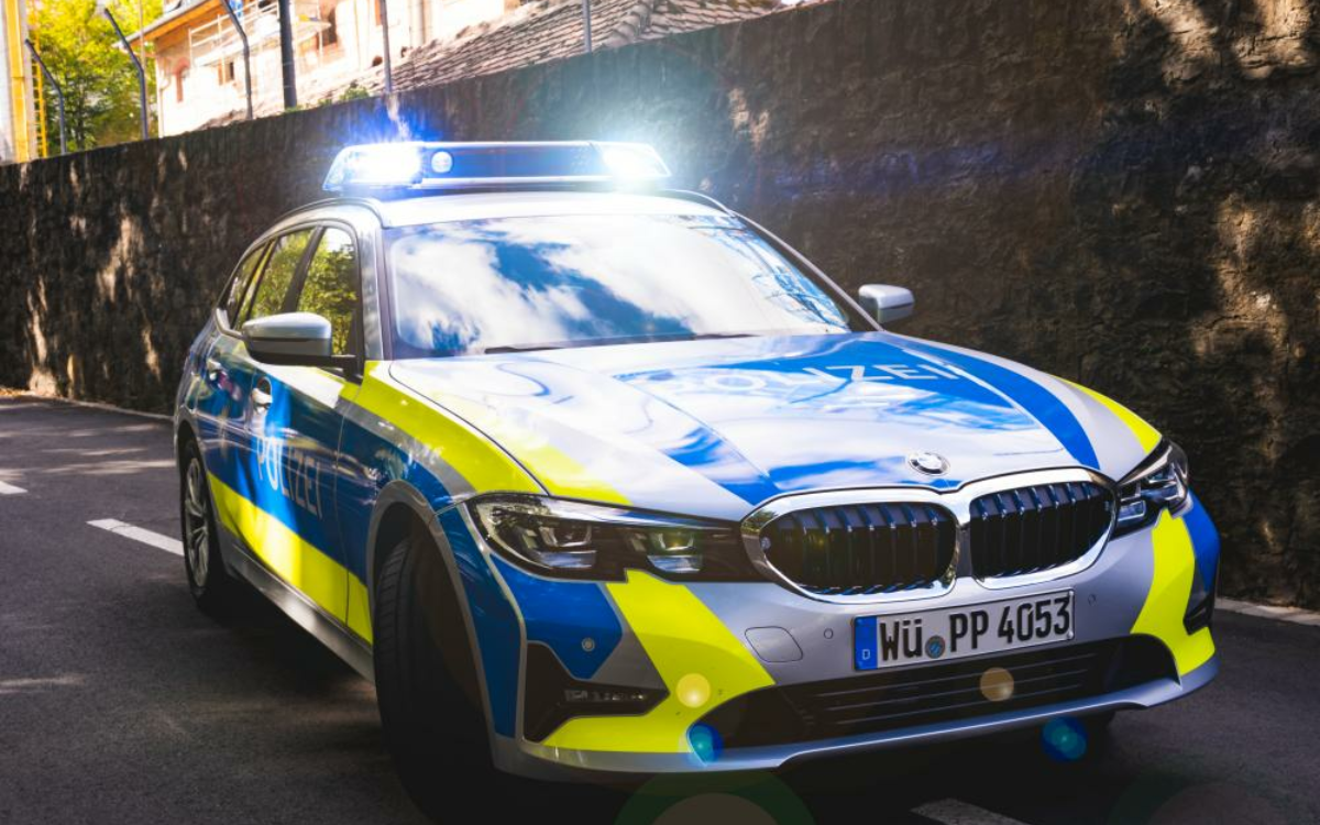 161416308426 08 20 polizeiauto blaulicht totale 161416308426 08 20 polizeiauto blaulicht totale