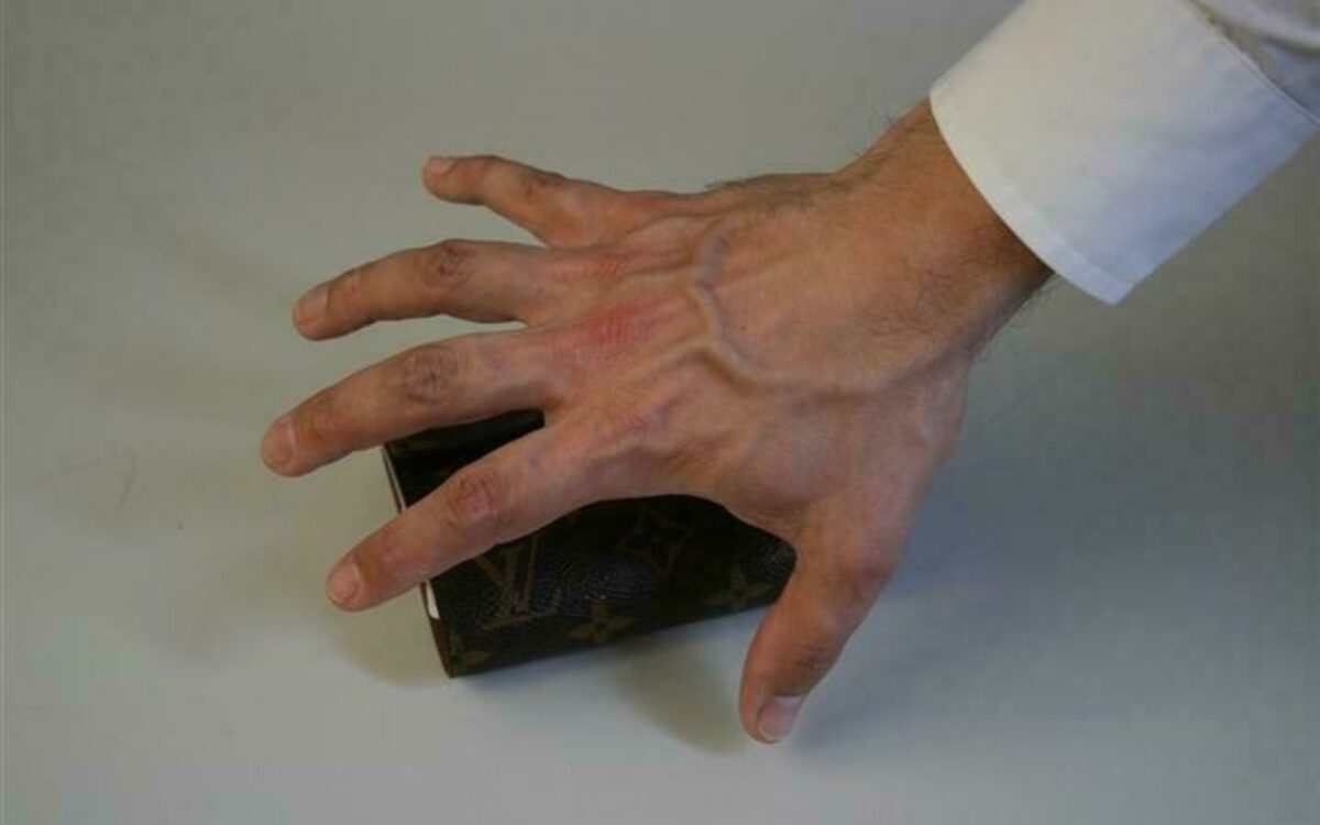 Ein Mann klaut einen Geldbeutel Ein Mann klaut einen Geldbeutel