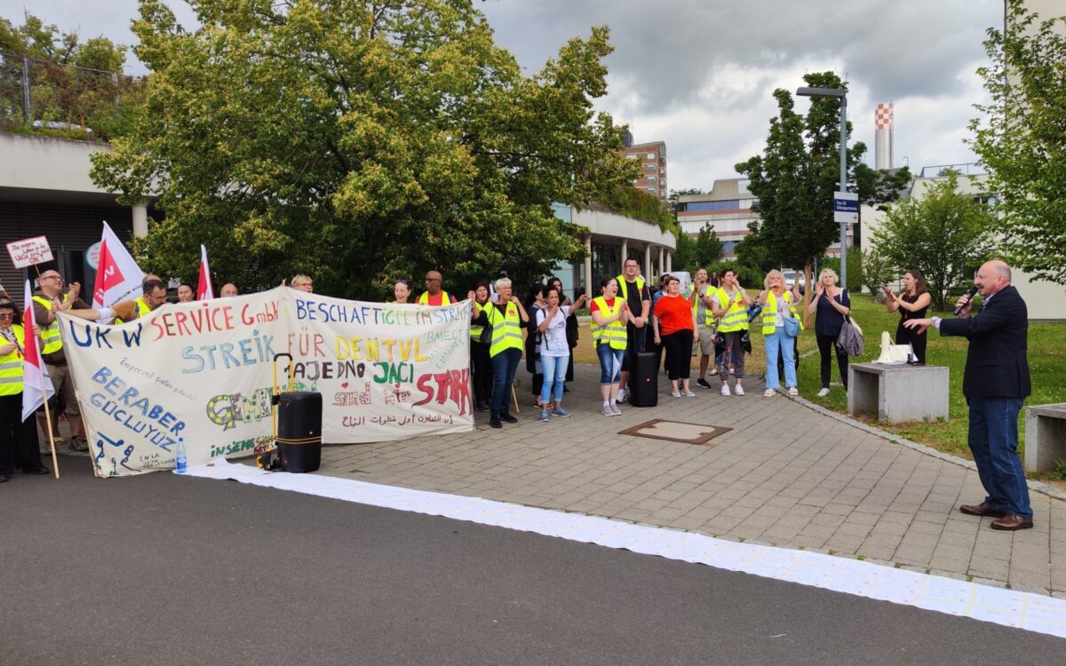 Mitarbeiter der UKW Service GmbH demonstrieren vor der Uniklinik Mitarbeiter der UKW Service GmbH demonstrieren vor der Uniklinik