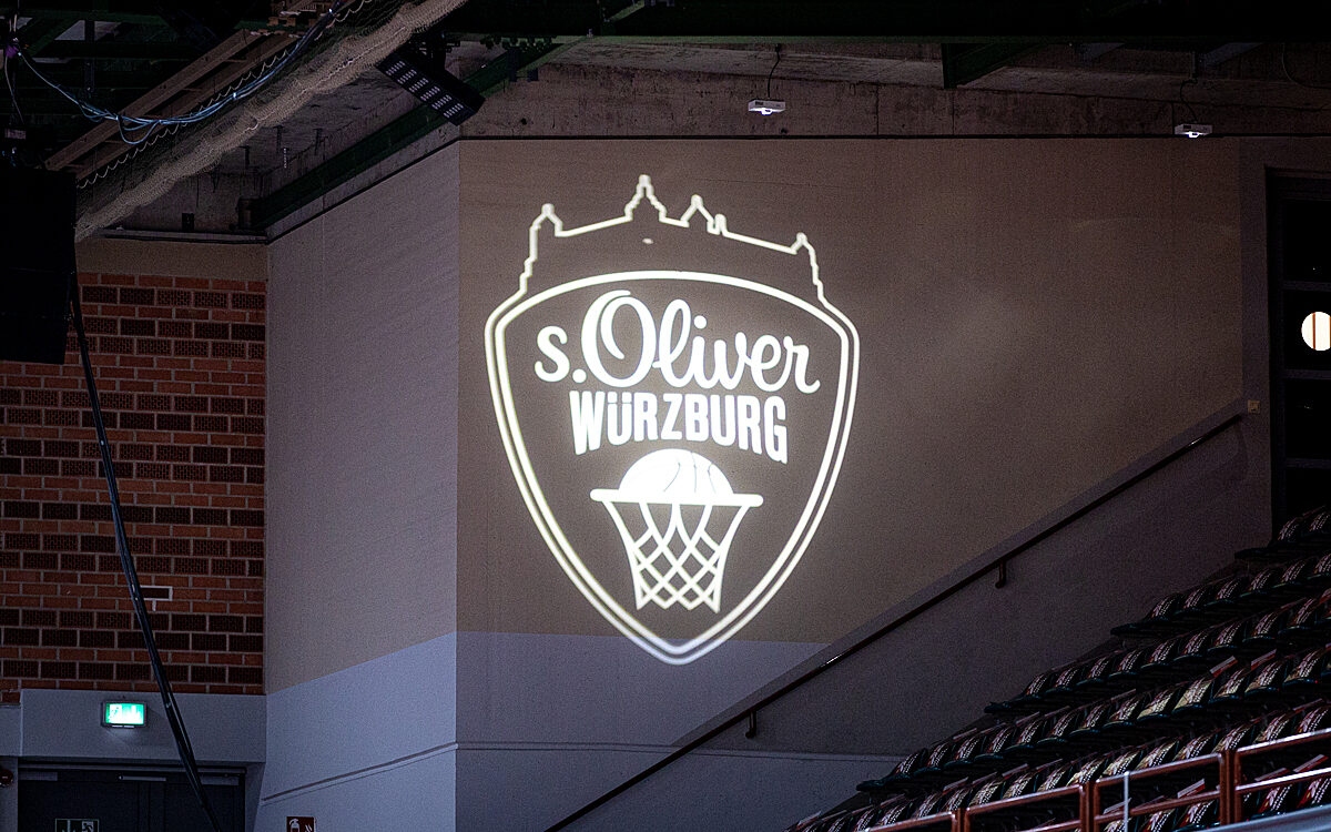 s Oliver Baskets Logo auf der Hallenwand s Oliver Baskets Logo auf der Hallenwand