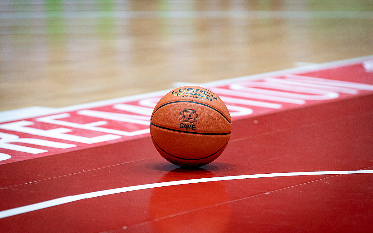 Ein Basketball liegt bei einem Basketballspiel auf dem Feld Ein Basketball liegt bei einem Basketballspiel auf dem Feld
